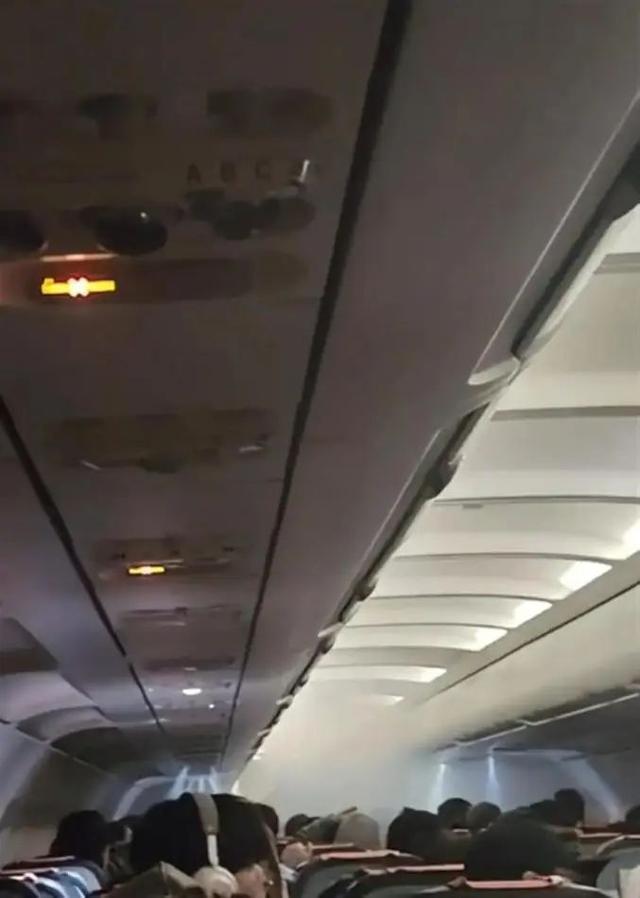 飞上海航班舱内充电宝爆炸起火！为啥充电宝能带上飞机，却不能用？
