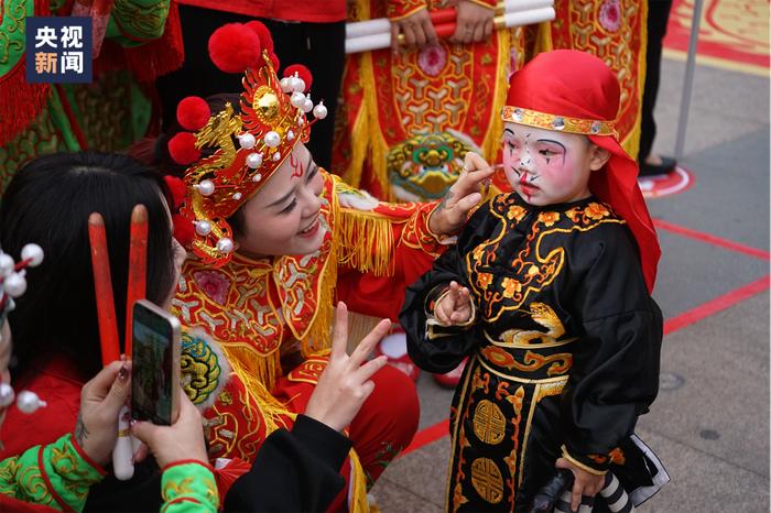 6分钟，数十万人现场围观！“中华战舞”出海！太飒了！