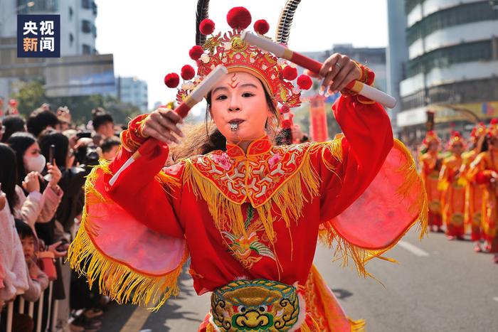 飒！“家己人”的英歌“女团”，被央视新闻大篇幅报道啦！