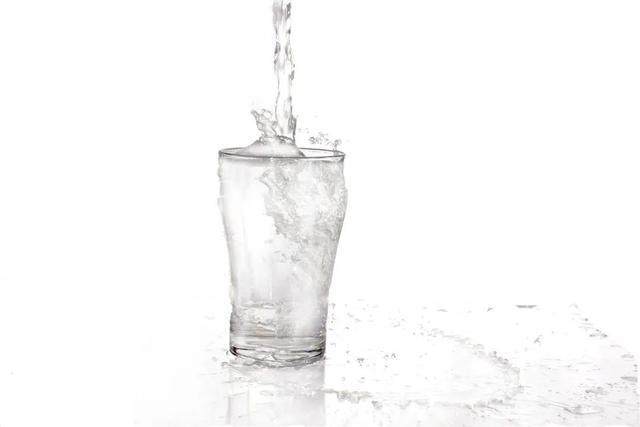 一天要喝够8杯水？专家：你一直坚持的喝水原则可能是错的！