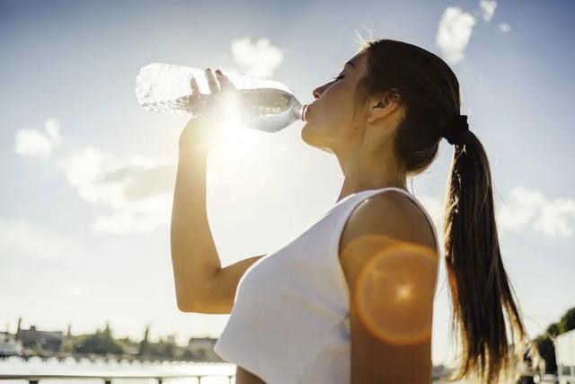 一天要喝够8杯水？专家：你一直坚持的喝水原则可能是错的！
