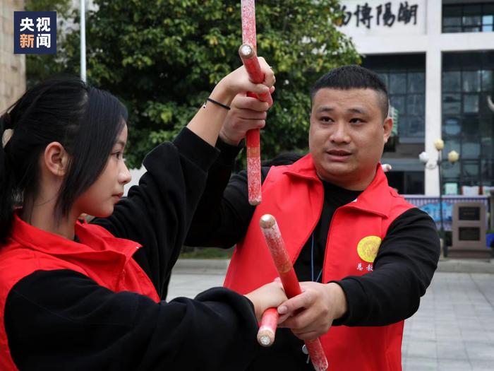 6分钟，数十万人现场围观！“中华战舞”出海！太飒了！