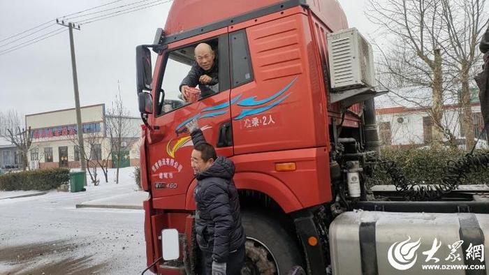 潍有正能量丨冰天雪地里，诸城村民为受阻人员送去免费食物与热水