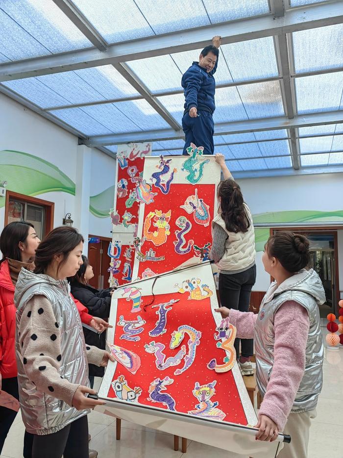 沪上中小幼老师设计龙元素为开学精心做准备，校园年味浓浓，将开启新学期