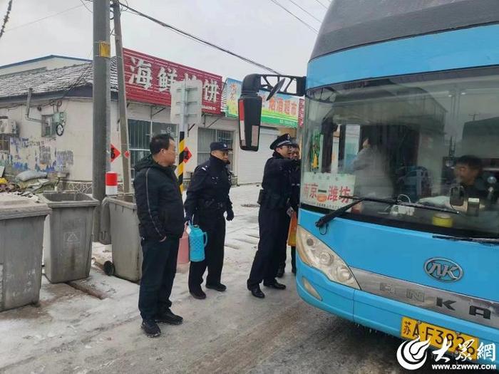 潍有正能量丨冰天雪地里，诸城村民为受阻人员送去免费食物与热水