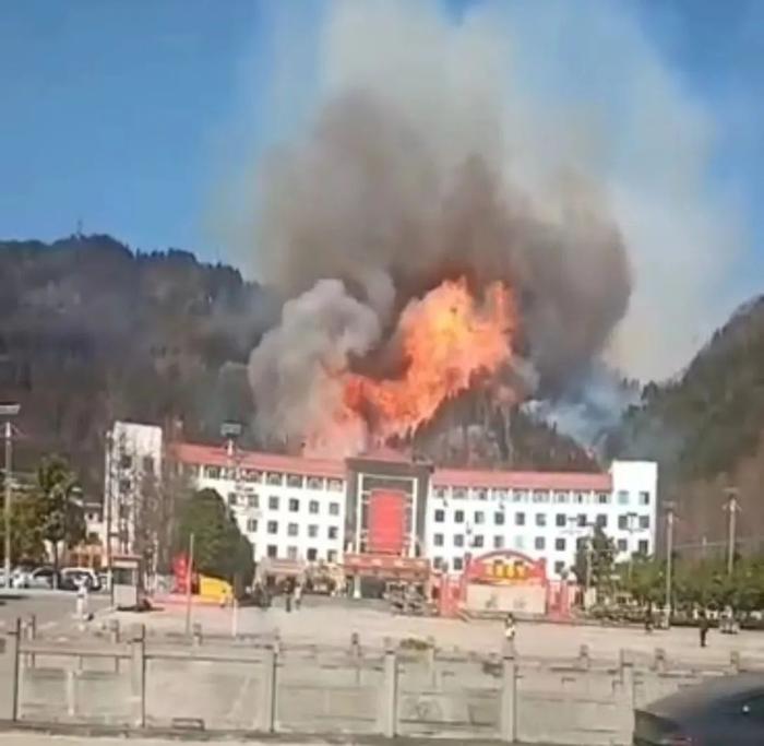 贵州山火五日：“无声”的万人救援