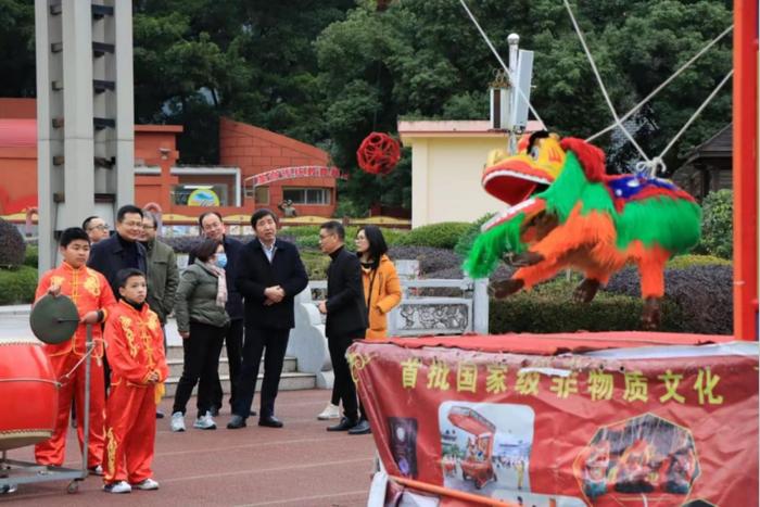 “党建领航·向阳花开”主题党日活动暨资助育人“三行”教育活动举行