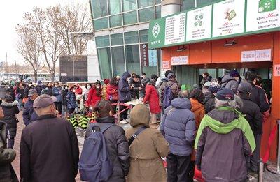 北京：元宵售卖进入高峰老字号增加人手压缩排队时间