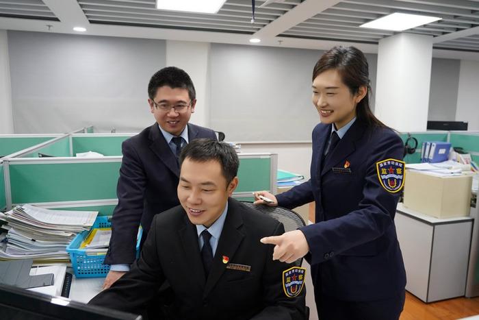 怎样的公务员才能获评上海市“最美公务员”？她说：劳动者的事，再小也是大事