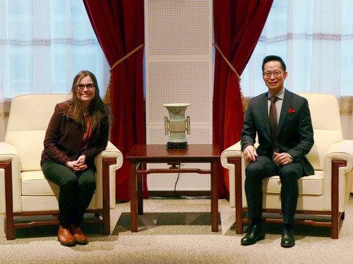 驻冰岛大使何儒龙与做客中国使馆的冰岛总理雅各布斯多蒂尔工作交流