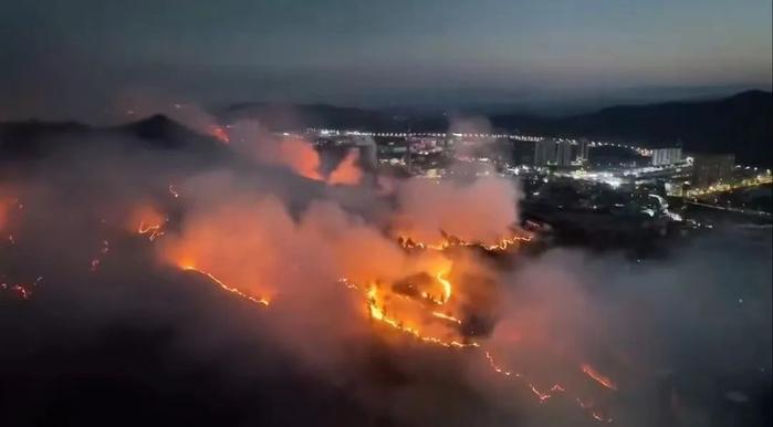 贵州山火五日：“无声”的万人救援