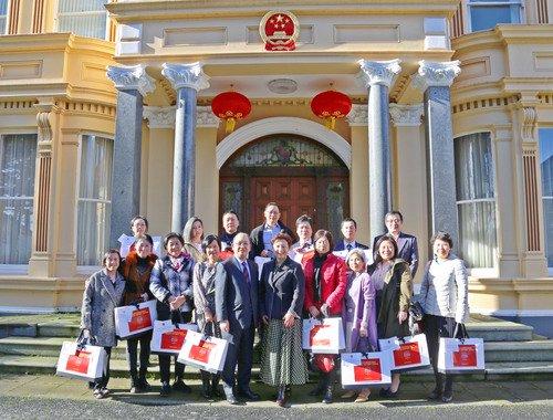 驻贝尔法斯特总领事张美芳出席“温暖迎春·共庆中国年”春节包发放仪式