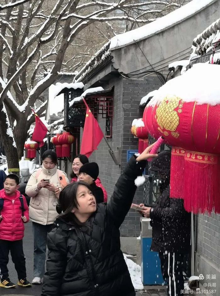 为记录北京这场初雪，我们同事的手机都拍没电了…… | 每日影像