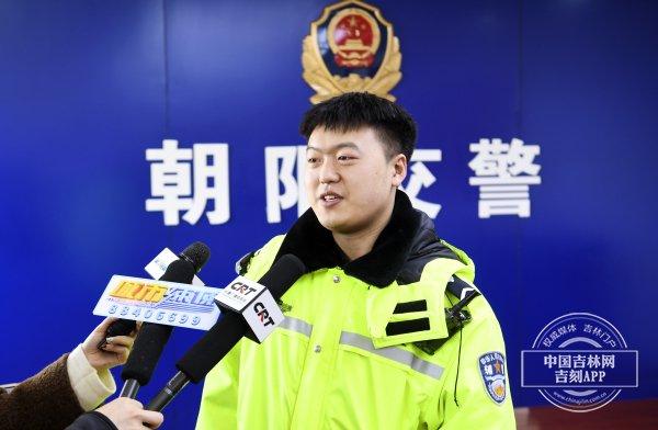 老人头撞桌角鲜血直流 “95后”辅警上演温暖救助