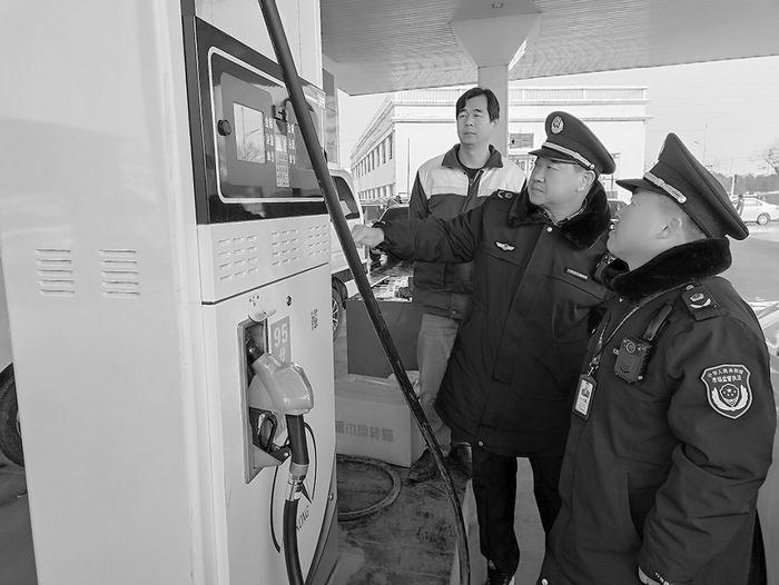 安徽省淮北市市场监管局执法人员对加油站在用加油机进行现场检查
