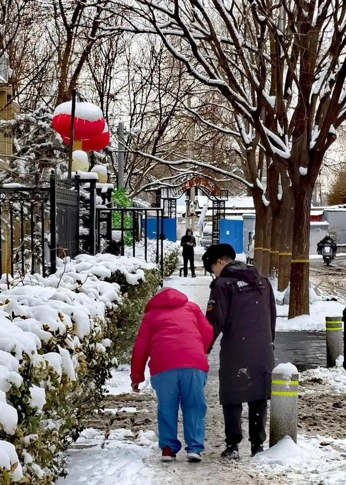 为记录北京这场初雪，我们同事的手机都拍没电了…… | 每日影像