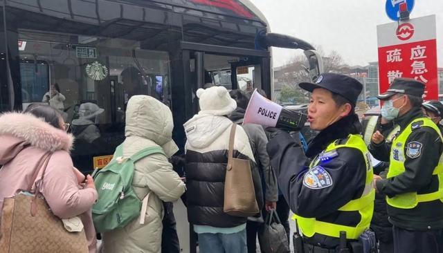 151辆公交车在9号线松江段沿线站点短驳，旅客有序接驳出行