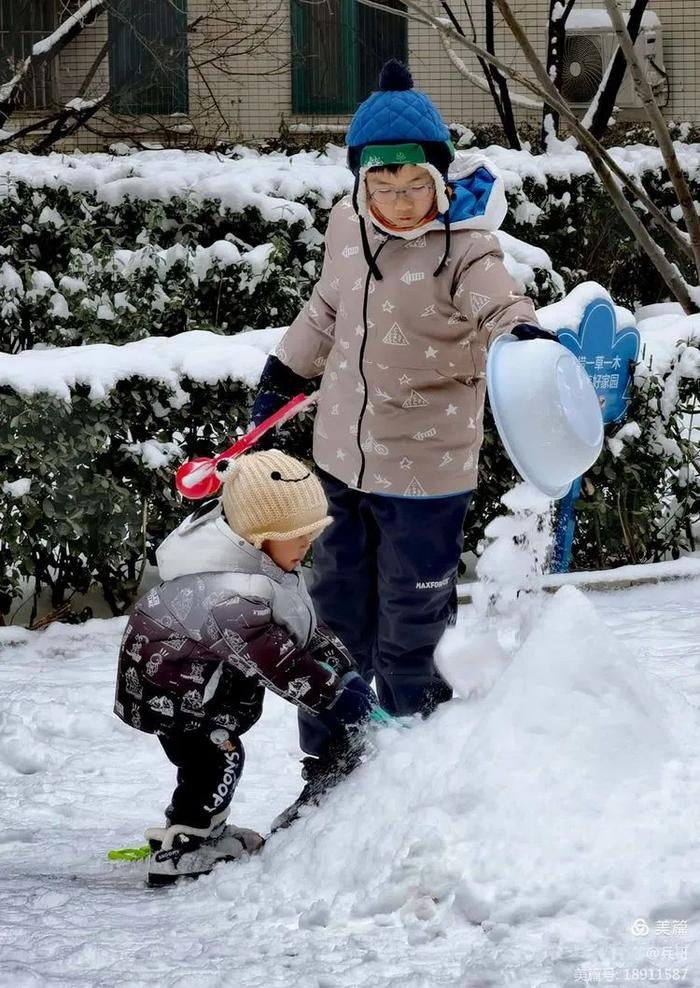 为记录北京这场初雪，我们同事的手机都拍没电了…… | 每日影像