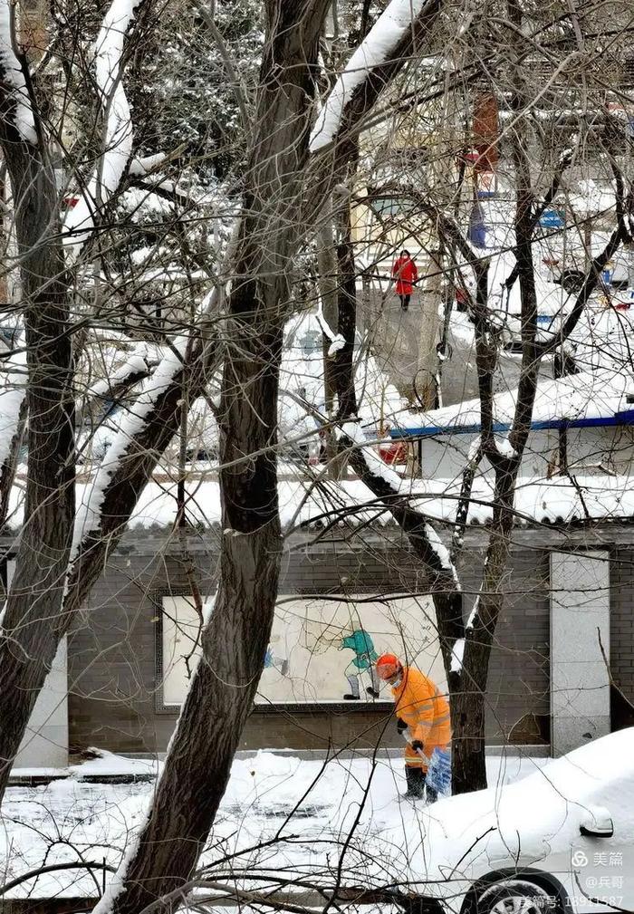 为记录北京这场初雪，我们同事的手机都拍没电了…… | 每日影像