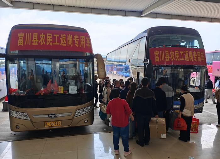 广西富川：1500余名农民工免费搭乘“点对点”专车赴粤返岗