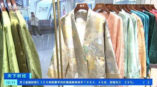 新中式服装卖爆了！有服装店订单已经排到四月，有人消费十几万元