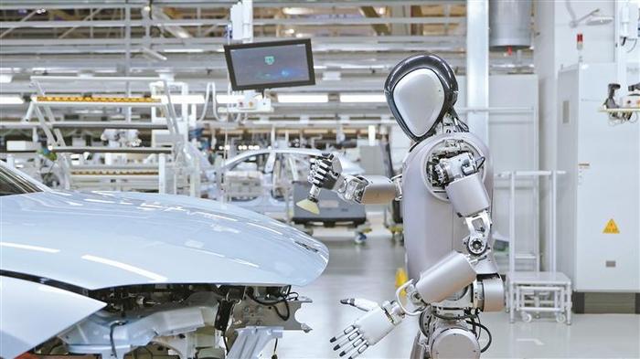 人形机器人开始“上班了” 优必选公司机器人在新能源汽车工厂首次“实训”