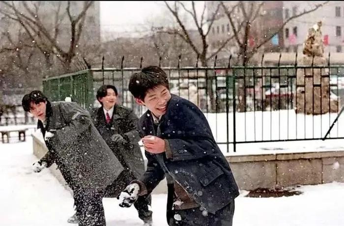 为记录北京这场初雪，我们同事的手机都拍没电了…… | 每日影像