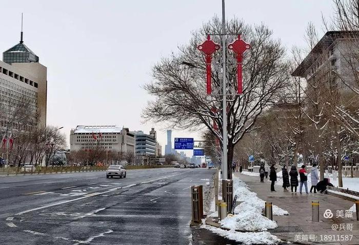 为记录北京这场初雪，我们同事的手机都拍没电了…… | 每日影像