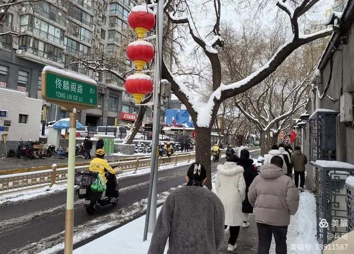 为记录北京这场初雪，我们同事的手机都拍没电了…… | 每日影像