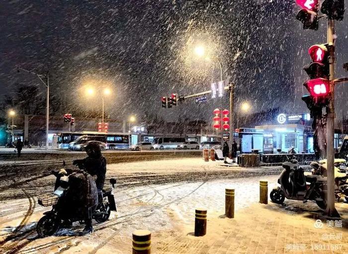 为记录北京这场初雪，我们同事的手机都拍没电了…… | 每日影像