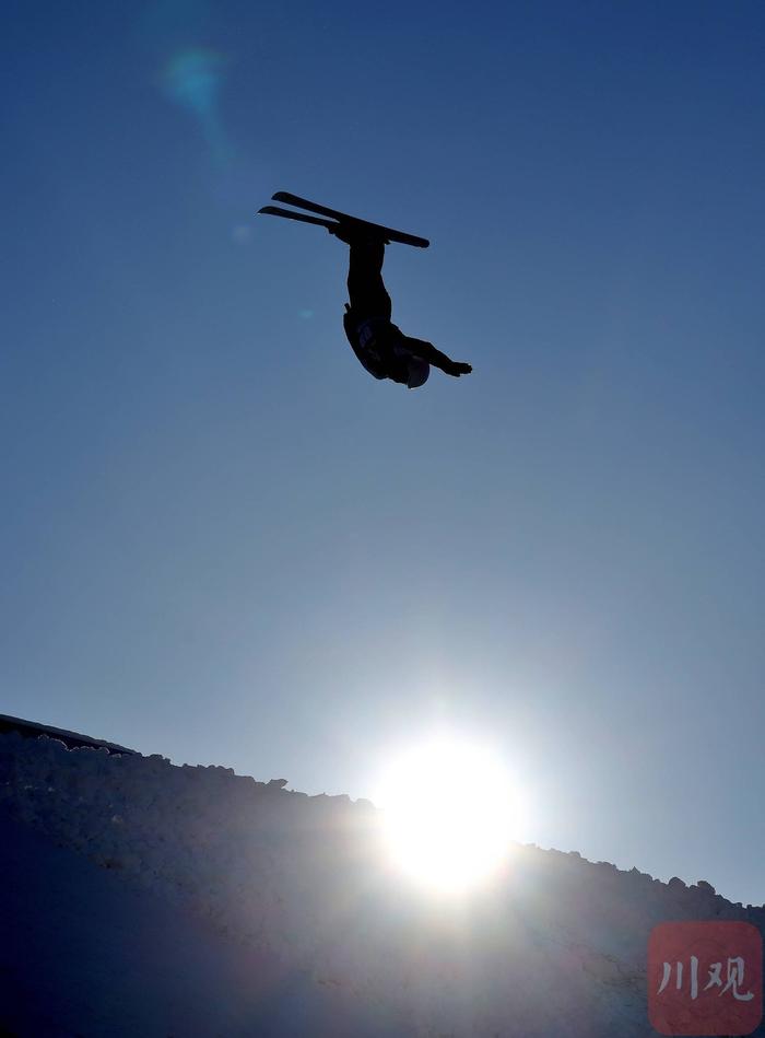 C视频丨腾空 旋转 翻滚 自由式滑雪空中技巧精彩炫目