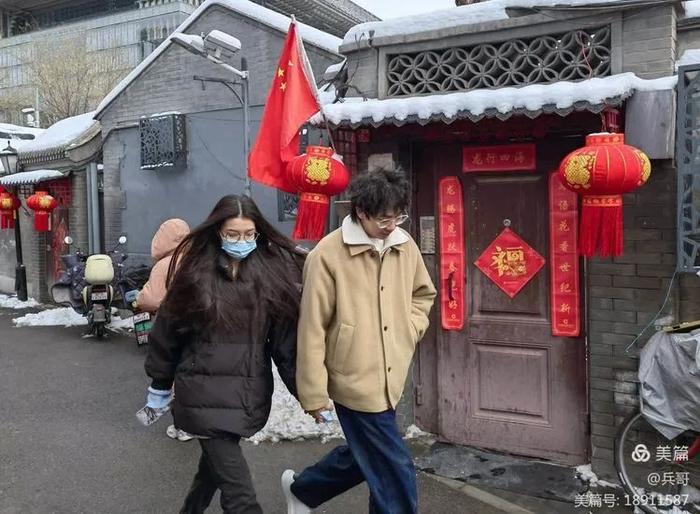 为记录北京这场初雪，我们同事的手机都拍没电了…… | 每日影像