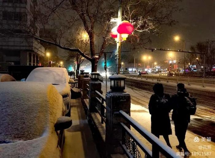 为记录北京这场初雪，我们同事的手机都拍没电了…… | 每日影像