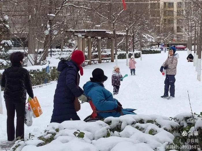 为记录北京这场初雪，我们同事的手机都拍没电了…… | 每日影像