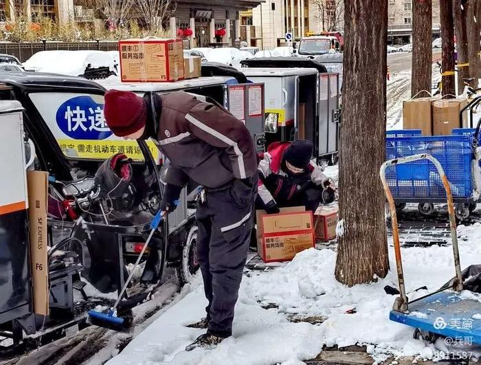 为记录北京这场初雪，我们同事的手机都拍没电了…… | 每日影像