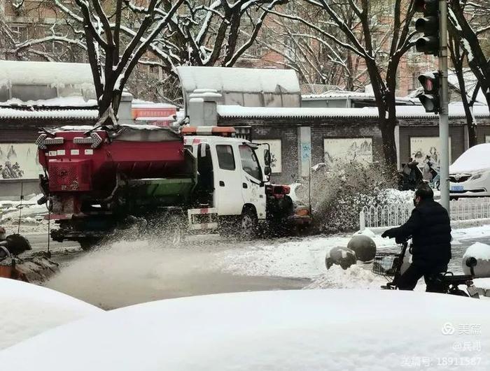 为记录北京这场初雪，我们同事的手机都拍没电了…… | 每日影像