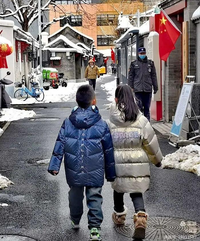 为记录北京这场初雪，我们同事的手机都拍没电了…… | 每日影像