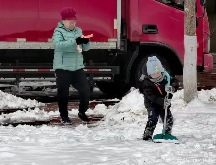 为记录北京这场初雪，我们同事的手机都拍没电了…… | 每日影像