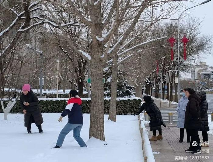 为记录北京这场初雪，我们同事的手机都拍没电了…… | 每日影像