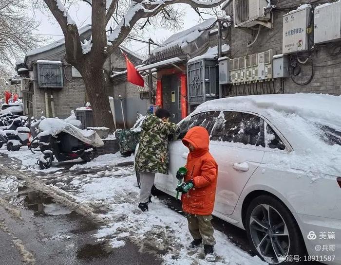 为记录北京这场初雪，我们同事的手机都拍没电了…… | 每日影像