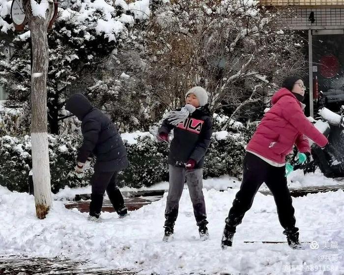 为记录北京这场初雪，我们同事的手机都拍没电了…… | 每日影像