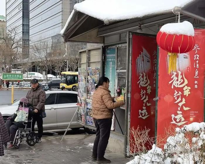 为记录北京这场初雪，我们同事的手机都拍没电了…… | 每日影像