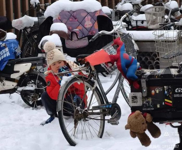 为记录北京这场初雪，我们同事的手机都拍没电了…… | 每日影像