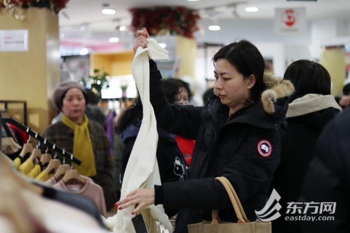 上海妇女用品商店闭门小别倒计时，中老年“姐妹”结伴扫货