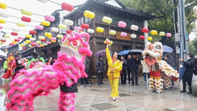 赏花灯、看舞龙，下雨不减热情，在奉贤庄行老街的民俗文化节中欢度元宵