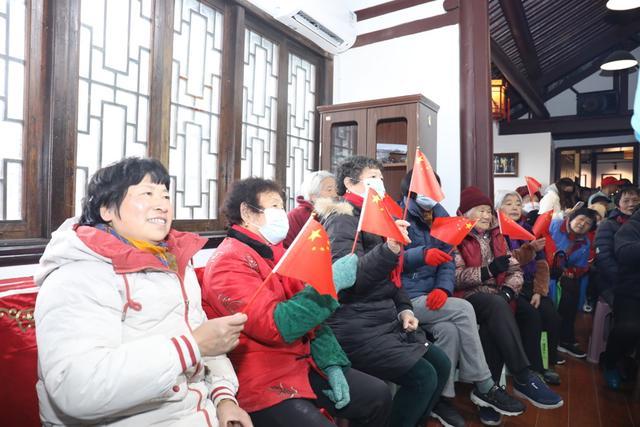 赏花灯、看舞龙，下雨不减热情，在奉贤庄行老街的民俗文化节中欢度元宵