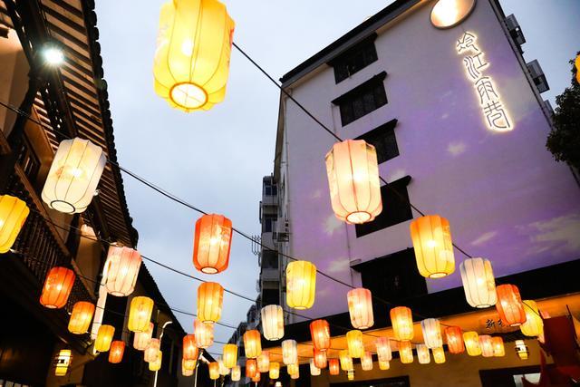 赏花灯、看舞龙，下雨不减热情，在奉贤庄行老街的民俗文化节中欢度元宵