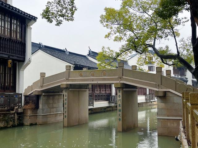 赏花灯、看舞龙，下雨不减热情，在奉贤庄行老街的民俗文化节中欢度元宵