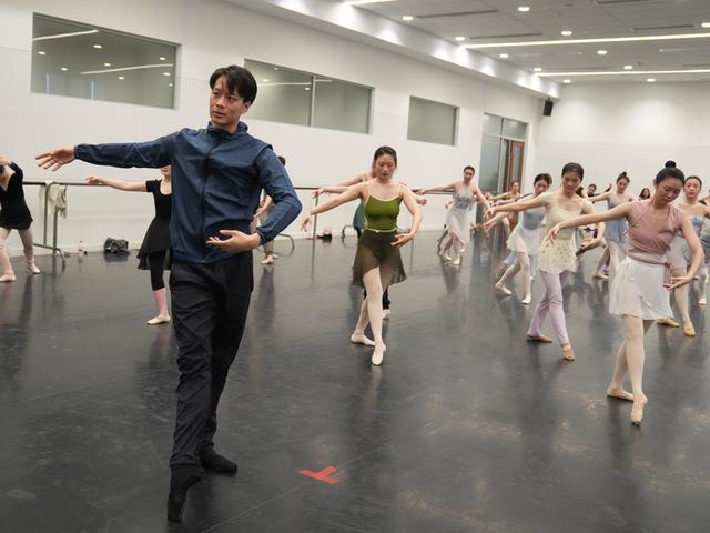 上海芭蕾舞团公开课持续火爆：累计3000名学员，零基础也能学