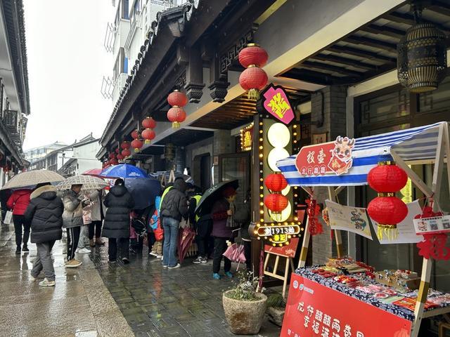 赏花灯、看舞龙，下雨不减热情，在奉贤庄行老街的民俗文化节中欢度元宵